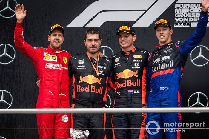 Sebastian Vettel, Ferrari, 2° classificato, Guillaume Rocquelin, Head of Race Engineering, Red Bull Racing, Max Verstappen, Red Bull Racing, 1° classificato, e Daniil Kvyat, Toro Rosso, 3° classificato