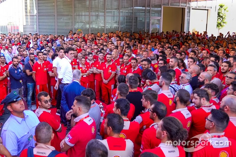 Mattia Binotto e Charles Leclerc festeggiano a Maranello
