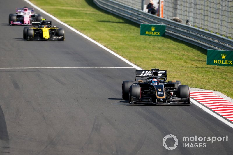 Romain Grosjean, Haas F1 Team VF-19, devant Nico Hulkenberg, Renault F1 Team R.S. 19, et Sergio Perez, Racing Point RP19