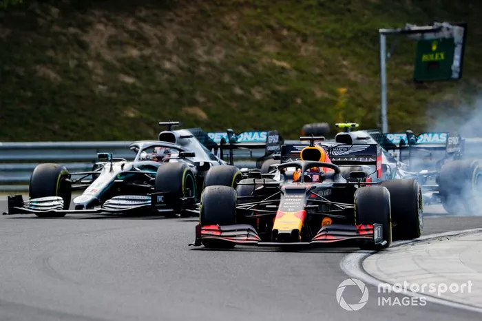 Max Verstappen, Red Bull Racing RB15 precede Valtteri Bottas, Mercedes AMG W10 e Lewis Hamilton, Mercedes AMG F1 W10 all'inizio della gara