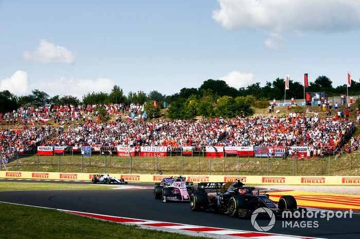 Kevin Magnussen, Haas F1 Team VF-19, lidera Lance Stroll, Racing Point RP19