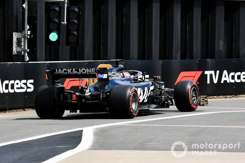 Romain Grosjean, Haas F1 Team VF-19, deja los pits