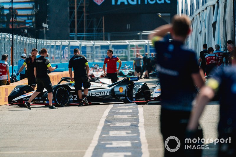 Oliver Rowland, Nissan e.Dams, Nissan IMO1 in the pit lane