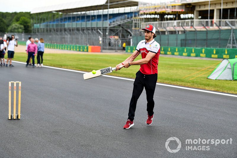 Antonio Giovinazzi, Alfa Romeo Racing, jugando a cricket