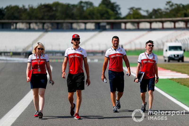 Antonio Giovinazzi, Alfa Romeo Racing fait un trackwalk avec ses mécaniciens