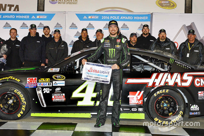 Polesitter Kurt Busch, Stewart-Haas Racing Chevrolet