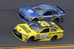 Matt Kenseth, Joe Gibbs Racing Toyota, et Dale Earnhardt Jr., Hendrick Motorsports Chevrolet