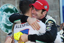 Победитель гонки и чемпион 2016 года Симон Пажено, Team Penske Chevrolet принимает поздравления от М