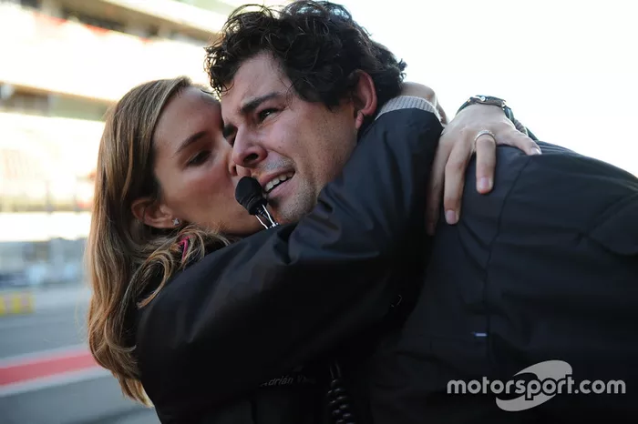 Adrián Vallés celebra con su esposa el título