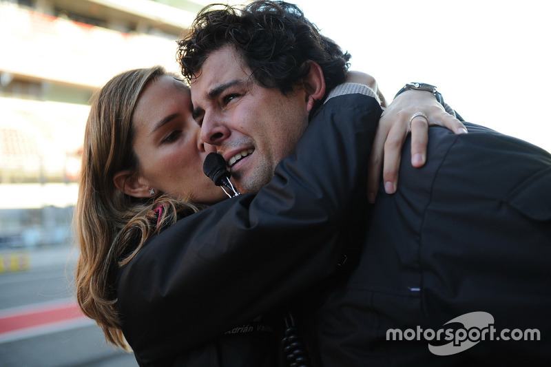 Adrián Vallés celebra con su esposa el título