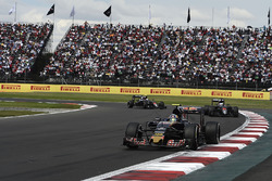 Carlos Sainz Jr., Scuderia Toro Rosso STR11, Fernando Alonso, McLaren MP4-31, Jenson Button, McLaren MP4-31