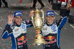 Sébastien Ogier, Julien Ingrassia, Volkswagen Polo WRC, Volkswagen Motorsport, avec le trophée des vainqueurs