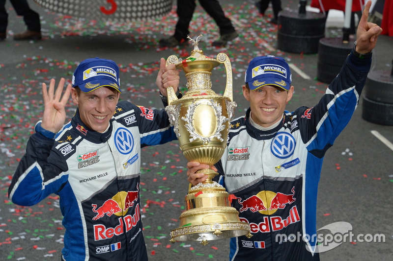 Sébastien Ogier, Julien Ingrassia, Volkswagen Polo WRC, Volkswagen Motorsport with the trophy