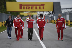 Sebastian Vettel, Ferrari bei der Streckenbegehung mit dem Team