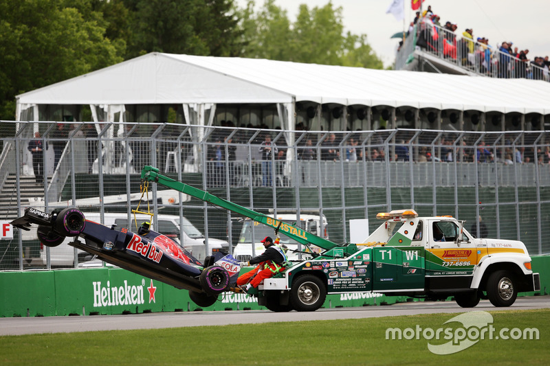 La Scuderia Toro Rosso STR11 di Carlos Sainz Jr., Scuderia Toro Rosso viene riportata ai box sul retro di un camion dopo l'incidente nelle qualifiche