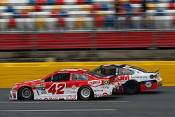 Fotofinish: Kyle Larson, Chip Ganassi Racing Chevrolet, und Chase Elliott, Hendrick Motorsports Chev