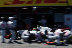 Esteban Gutierrez, Haas F1 Team VF-16 makes a pit stop