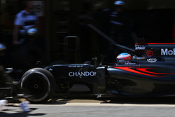 Fernando Alonso, McLaren MP4-31 maakt een pitstop