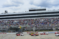Start: Erik Jones, Joe Gibbs Racing Toyota leads