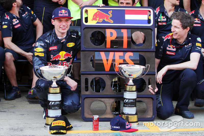 Ganador, Max Verstappen, Red Bull Racing celebra con el equipo