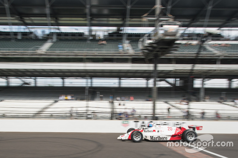 Indy 500经典赛车赛道巡游-1986年埃莫森·费迪帕尔蒂座驾