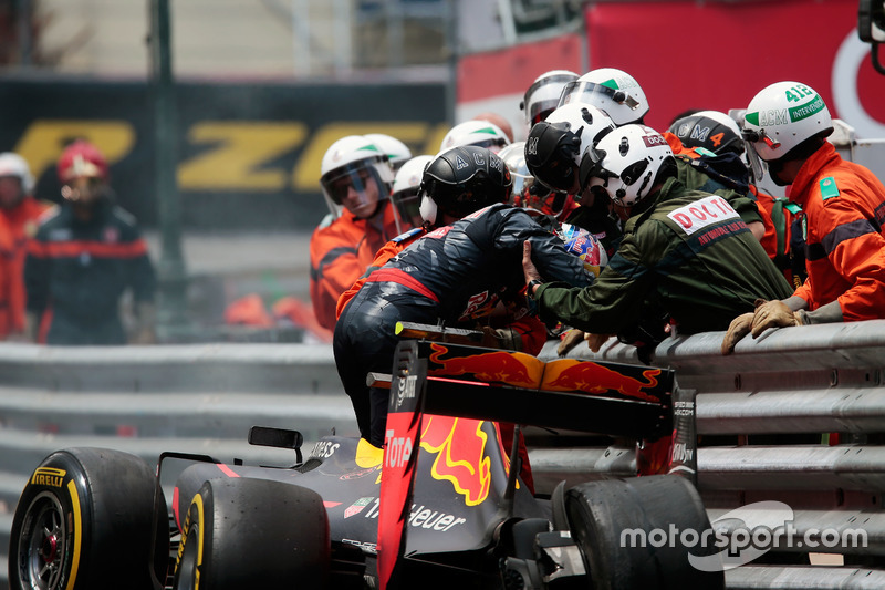 Max Verstappen, Red Bull Racing RB12 choca y queda fuera de la carrera