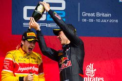 Podium : le vainqueur Pierre Gasly, Prema Racing et le deuxième Antonio Giovinazzi, Prema Racing célèbrent avec le champagne