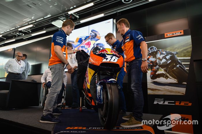 Mika Kallio, Sebastian Risse y Mike Leitner descubren la moto KTM MotoGP