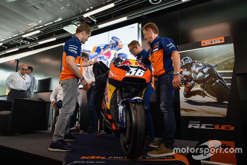 Mika Kallio, Sebastian Risse et Mike Leitner dévoilent la KTM MotoGP