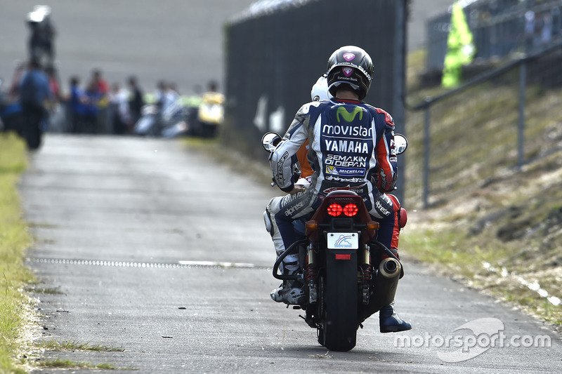 Lorenzo também foi ao chão e voltou de scooter, abrindo a possibilidade de Marquez se tornar campeão neste fim de semana.