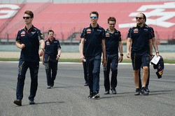 Даниил Квят, изучает трассу Red Bull Racing с командой