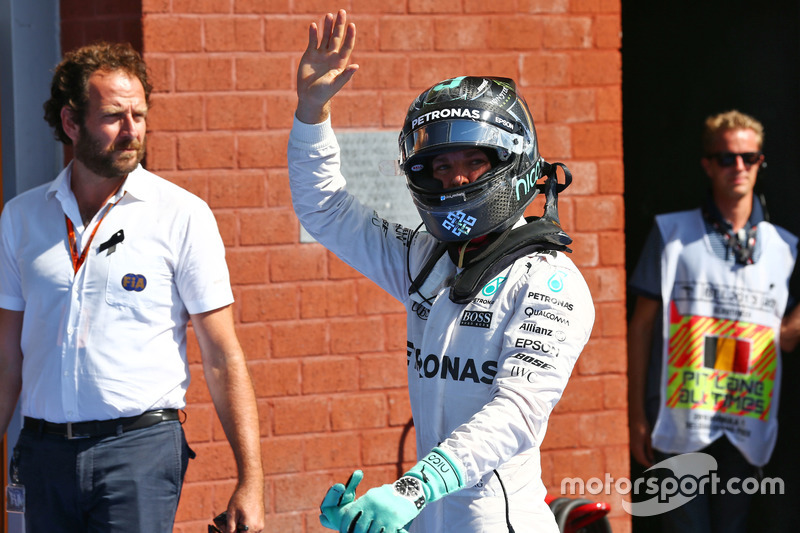 Nico Rosberg, Mercedes AMG F1 festeggia la sua pole position nel parco chiuso