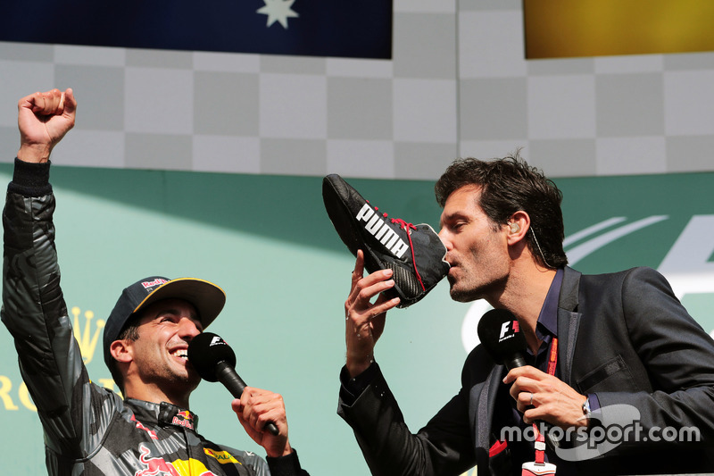 Mark Webber se suma al 'shoey'