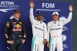 Le Top 3 des qualifications dans le parc fermé : Max Verstappen, Red Bull Racing, troisième; Lewis Hamilton, Mercedes AMG F1, pole position; Nico Rosberg, Mercedes AMG F1, second