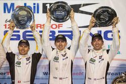 Podium GTLM : les vainqueurs Oliver Gavin, Tommy Milner, Marcel Fässler, Corvette Racing