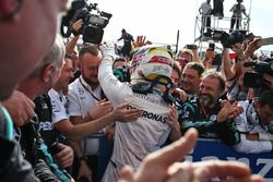 Il vincitore della gara Lewis Hamilton, Mercedes AMG F1, festeggia con il team