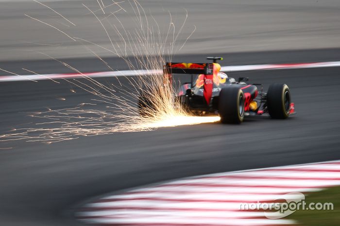 Max Verstappen, Red Bull Racing RB12 sacando chispas