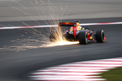 Max Verstappen, Red Bull Racing RB12 sacando chispas
