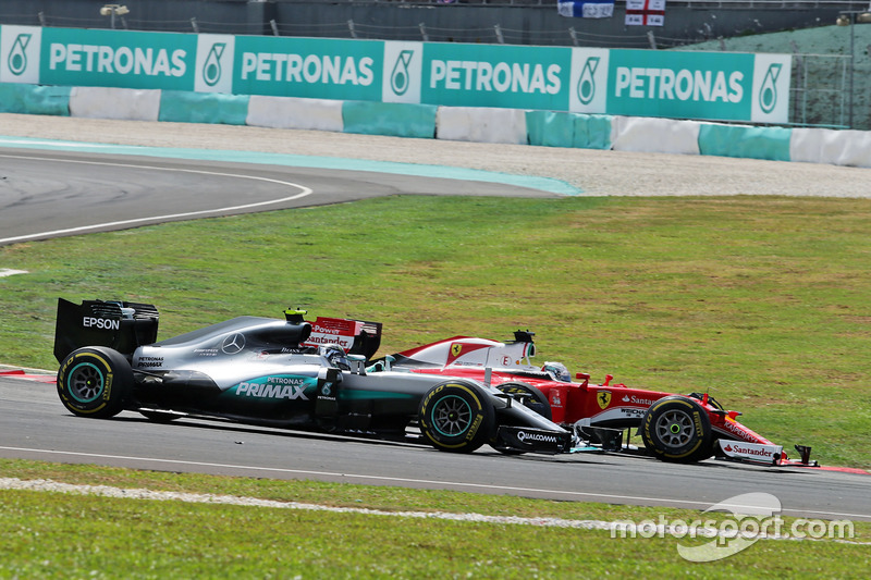 Nico Rosberg, Mercedes AMG F1 W07 Hybrid y Sebastian Vettel, Ferrari SF16-H al comienzo de la carrer