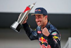 Daniel Ricciardo, Red Bull Racing ganador de la carrera celebra en el podio