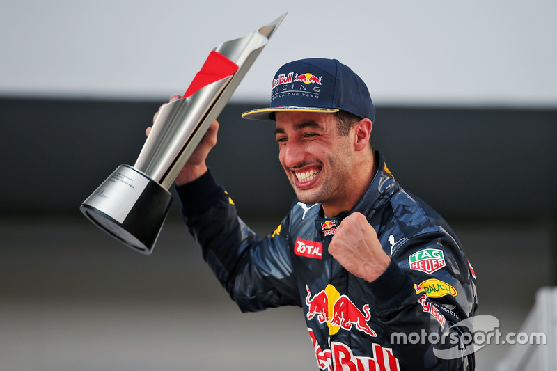 Daniel Ricciardo, Red Bull Racing ganador de la carrera celebra en el podio