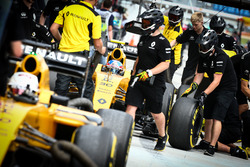 Jolyon Palmer, Renault Sport F1 Team RS16 and Kevin Magnussen, Renault Sport F1 Team RS16 in the pits