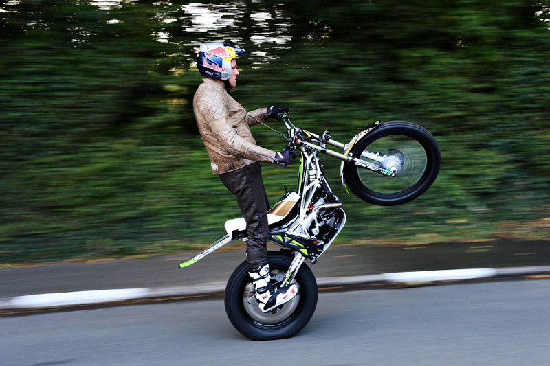 Dougie Lampkin, Isle of Man TT parkurunun tamamını tek tekerlekte geçiyor