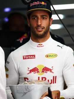 Daniel Ricciardo, Red Bull Racing met een bak snoep