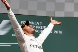 Podium : le vainqueur Lewis Hamilton, Mercedes AMG F1