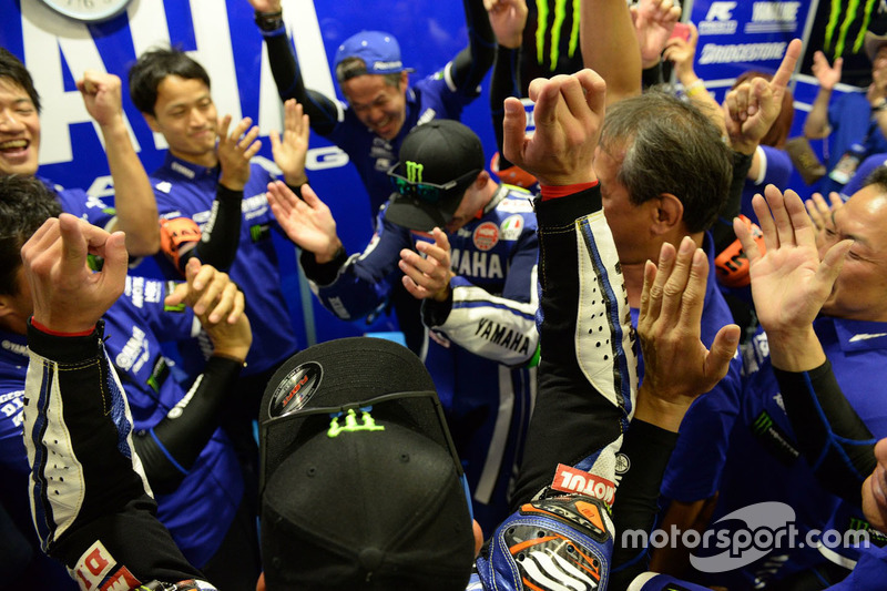 La Yamaha Factory Racing Team festeggia la vittoria