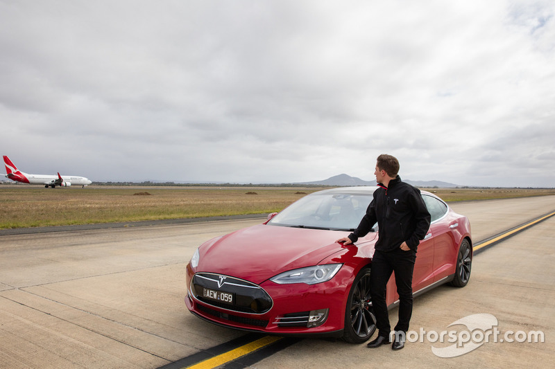 Tesla Model S проти Boeing 737