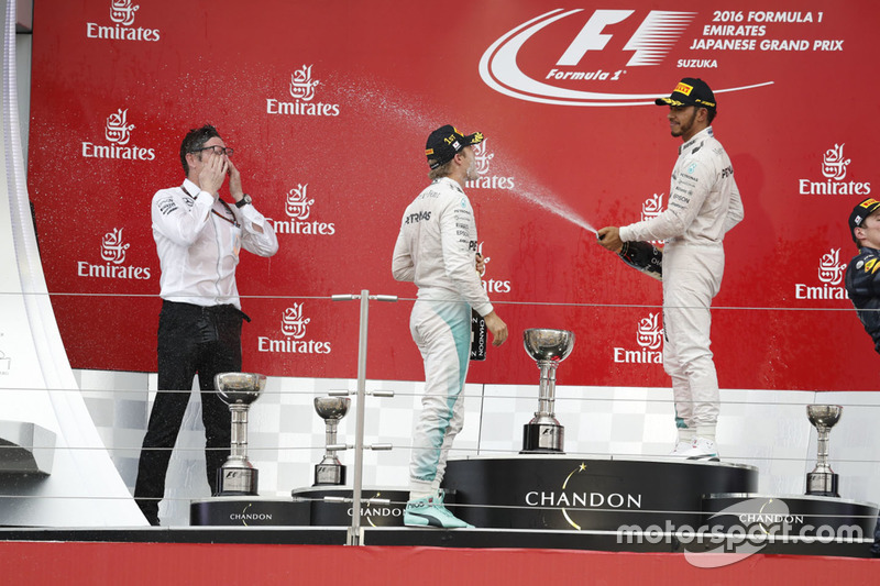 Podium : le vainqueur Nico Rosberg, Mercedes AMG F1, le troisième Lewis Hamilton, Mercedes AMG F1 et Andrew Shovlin, ingénieur Mercedes AMG F1