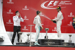 Podium: race winner Nico Rosberg, Mercedes AMG F1, third place Lewis Hamilton, Mercedes AMG F1 and A