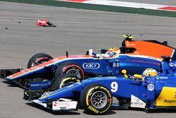 Start crash with Marcus Ericsson, Sauber C35, Rio Haryanto, Manor Racing MRT05